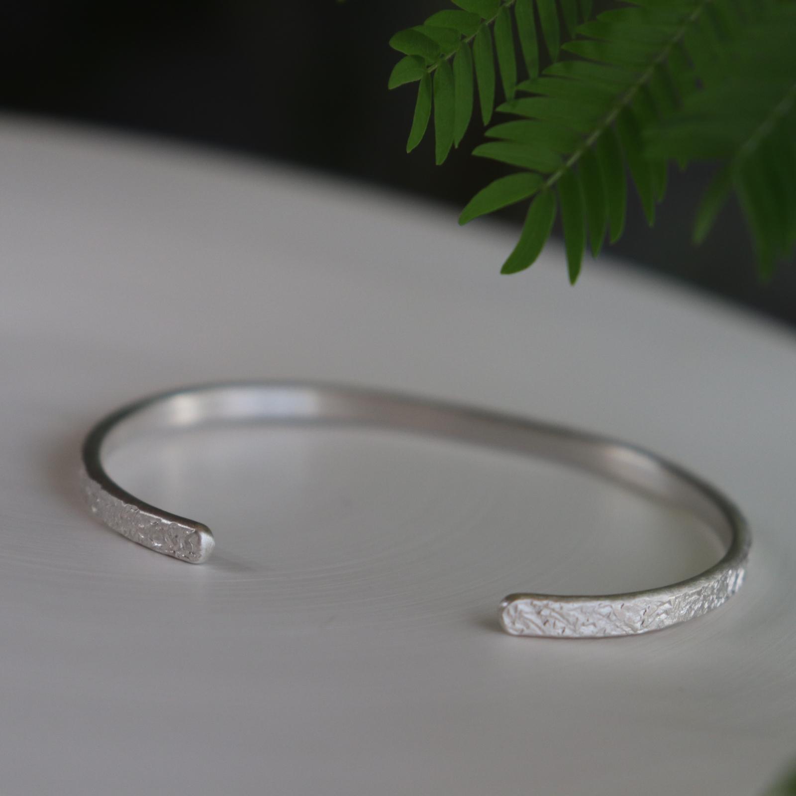 【shirabeしらべ3×さざれ仕上げ.0】silver950 幅約3.5㎜×厚約1.8㎜ バングル/受注制作 | 5枚目