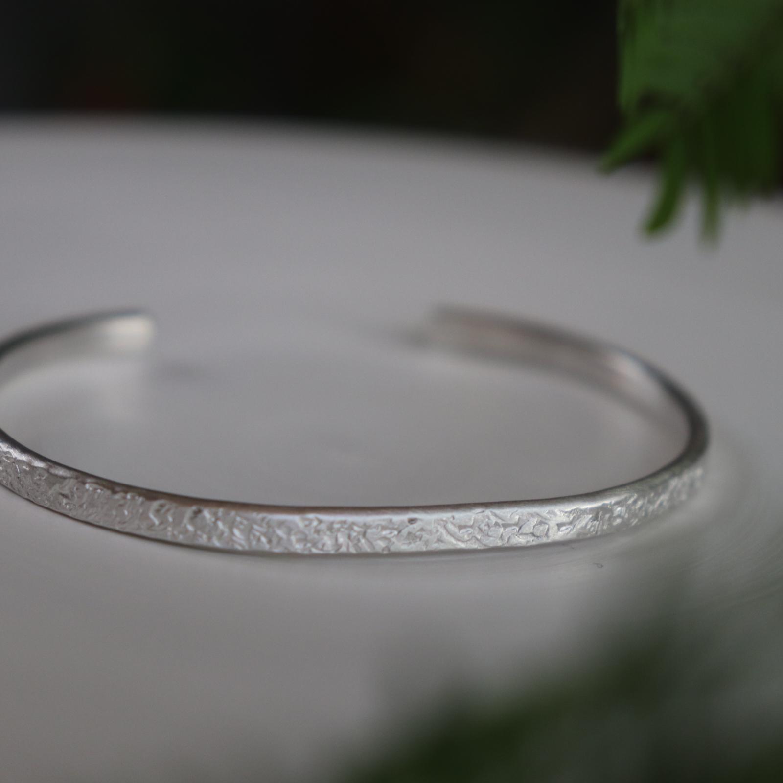 【shirabeしらべ3×さざれ仕上げ.0】silver950 幅約3.5㎜×厚約1.8㎜ バングル/受注制作 | 6枚目